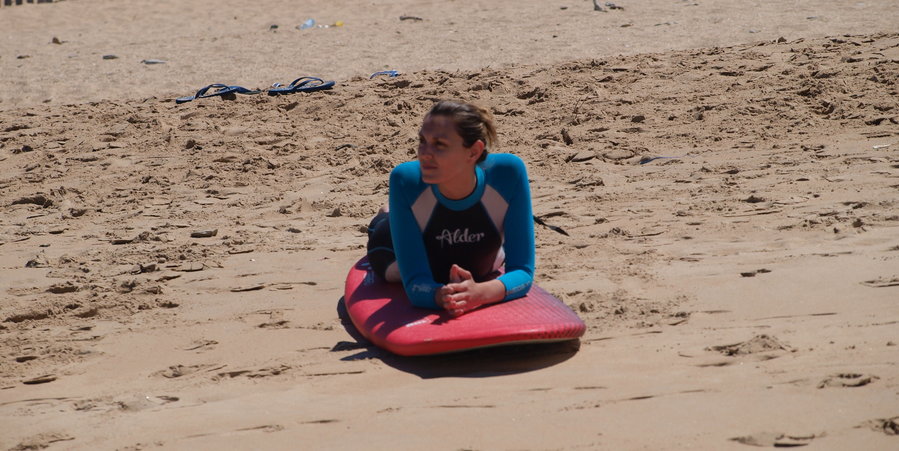 alumno surf en orilla