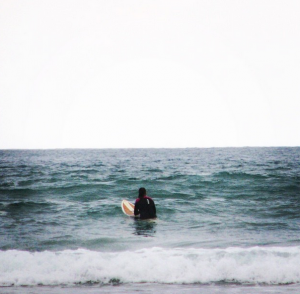 surfer_esperando_olas