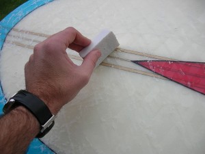 poner cera tabla surf