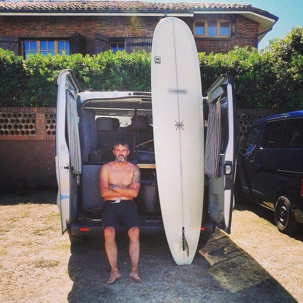 surfista en surfari furgoneta