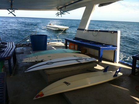 surf en barco maldivas