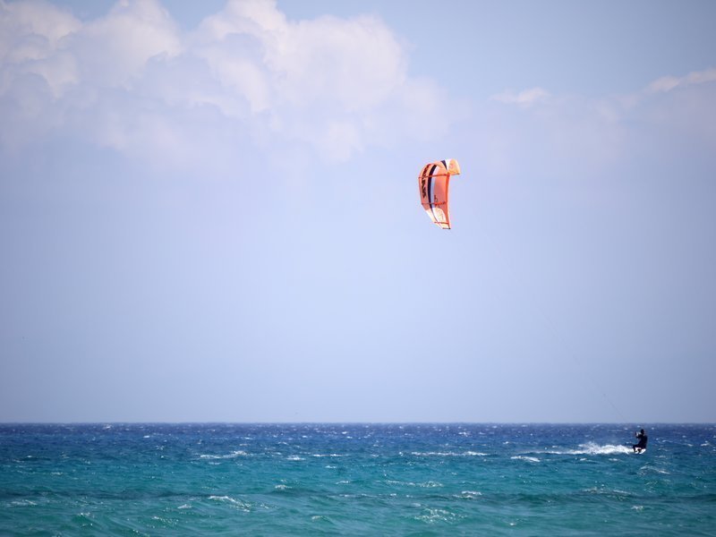 kitesurfer en medio del mar